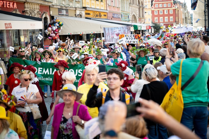 Marsz kapeluszy i przekazanie kluczy do miasta kr&oacute;lowej i kr&oacute;lowi senior&oacute;w - Dni Seniora 2025 we Wrocławiu