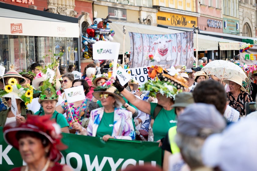 Marsz kapeluszy i przekazanie kluczy do miasta kr&oacute;lowej i kr&oacute;lowi senior&oacute;w - Dni Seniora 2025 we Wrocławiu