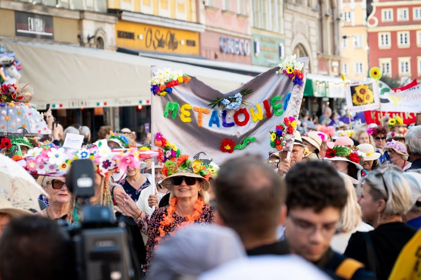 Marsz kapeluszy i przekazanie kluczy do miasta kr&oacute;lowej i kr&oacute;lowi senior&oacute;w - Dni Seniora 2025 we Wrocławiu