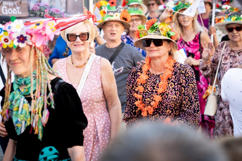 Marsz kapeluszy i przekazanie kluczy do miasta kr&oacute;lowej i kr&oacute;lowi senior&oacute;w - Dni Seniora 2025 we Wrocławiu