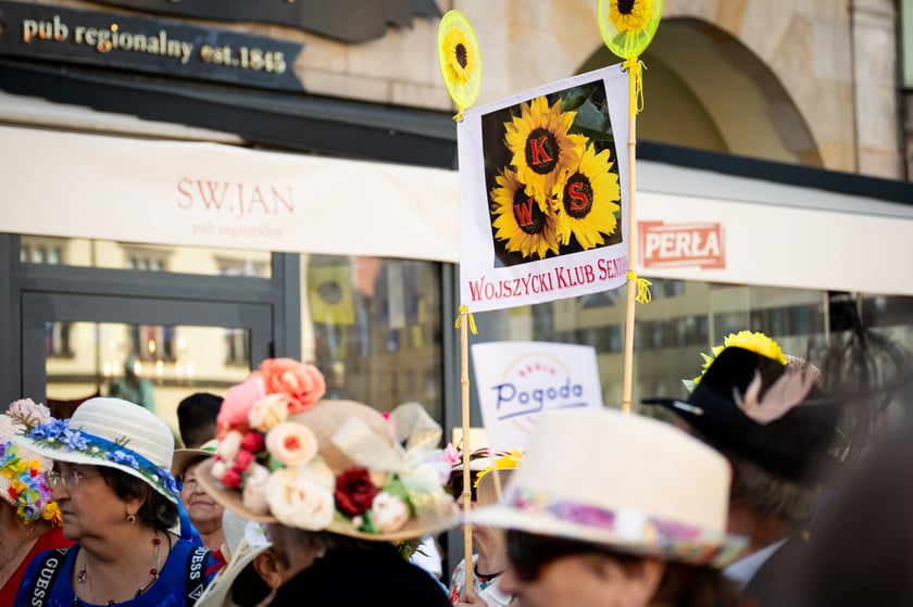 Marsz kapeluszy i przekazanie kluczy do miasta kr&oacute;lowej i kr&oacute;lowi senior&oacute;w - Dni Seniora 2025 we Wrocławiu