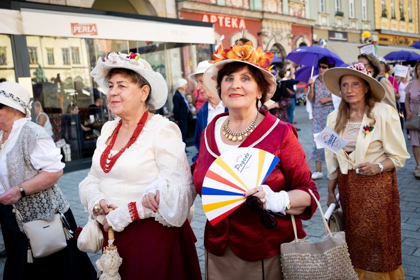 Marsz kapeluszy i przekazanie kluczy do miasta kr&oacute;lowej i kr&oacute;lowi senior&oacute;w - Dni Seniora 2025 we Wrocławiu