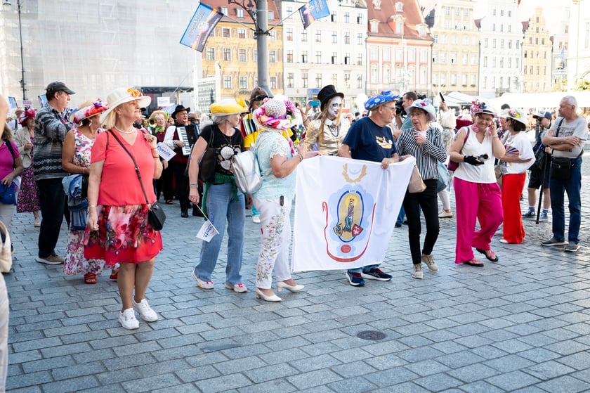 Marsz kapeluszy i przekazanie kluczy do miasta kr&oacute;lowej i kr&oacute;lowi senior&oacute;w - Dni Seniora 2025 we Wrocławiu