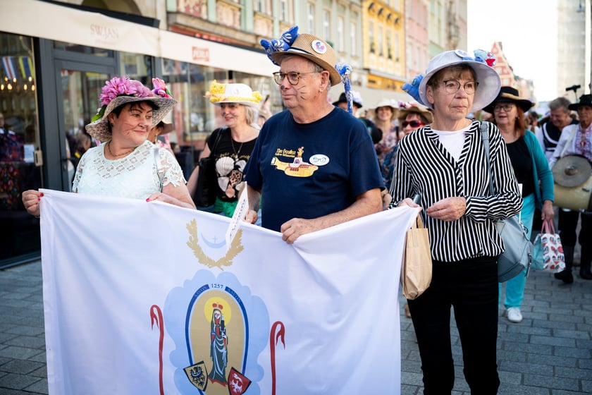 Marsz kapeluszy i przekazanie kluczy do miasta kr&oacute;lowej i kr&oacute;lowi senior&oacute;w - Dni Seniora 2025 we Wrocławiu