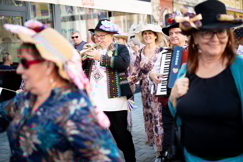 Marsz kapeluszy i przekazanie kluczy do miasta kr&oacute;lowej i kr&oacute;lowi senior&oacute;w - Dni Seniora 2025 we Wrocławiu