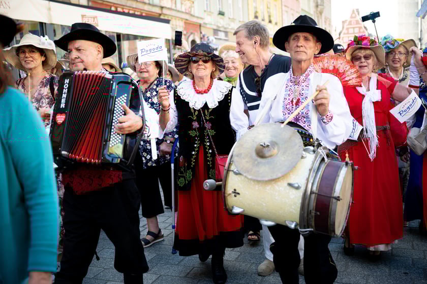 Marsz kapeluszy i przekazanie kluczy do miasta kr&oacute;lowej i kr&oacute;lowi senior&oacute;w - Dni Seniora 2025 we Wrocławiu