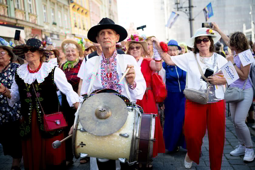 Marsz kapeluszy i przekazanie kluczy do miasta kr&oacute;lowej i kr&oacute;lowi senior&oacute;w - Dni Seniora 2025 we Wrocławiu