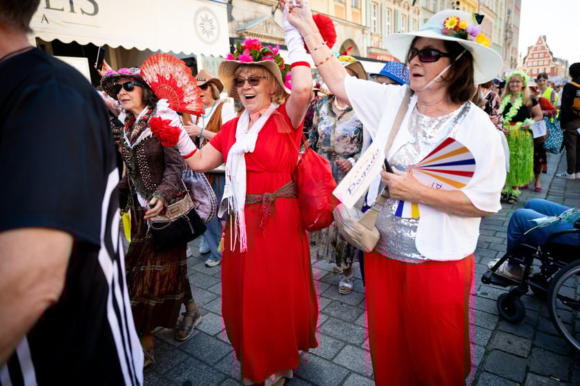 Marsz kapeluszy i przekazanie kluczy do miasta kr&oacute;lowej i kr&oacute;lowi senior&oacute;w - Dni Seniora 2025 we Wrocławiu