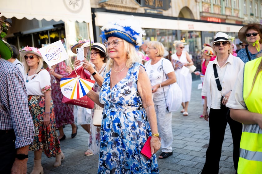 Marsz kapeluszy i przekazanie kluczy do miasta kr&oacute;lowej i kr&oacute;lowi senior&oacute;w - Dni Seniora 2025 we Wrocławiu