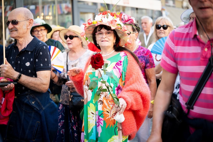 Marsz kapeluszy i przekazanie kluczy do miasta kr&oacute;lowej i kr&oacute;lowi senior&oacute;w - Dni Seniora 2025 we Wrocławiu