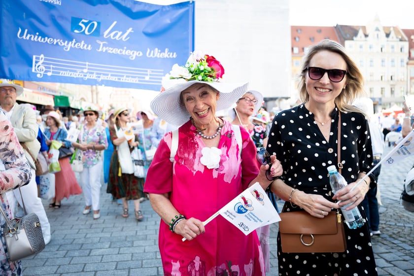 Marsz kapeluszy i przekazanie kluczy do miasta kr&oacute;lowej i kr&oacute;lowi senior&oacute;w - Dni Seniora 2025 we Wrocławiu