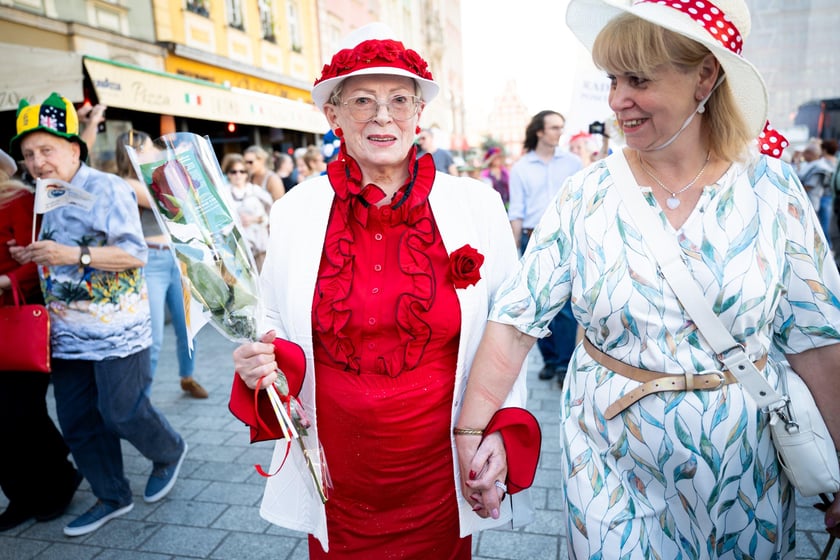 Marsz kapeluszy i przekazanie kluczy do miasta kr&oacute;lowej i kr&oacute;lowi senior&oacute;w - Dni Seniora 2025 we Wrocławiu