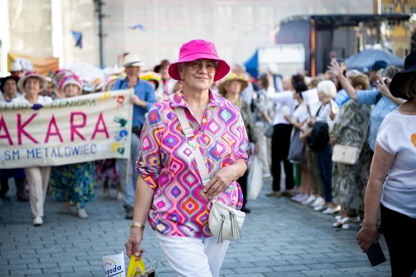 Marsz kapeluszy i przekazanie kluczy do miasta kr&oacute;lowej i kr&oacute;lowi senior&oacute;w - Dni Seniora 2025 we Wrocławiu