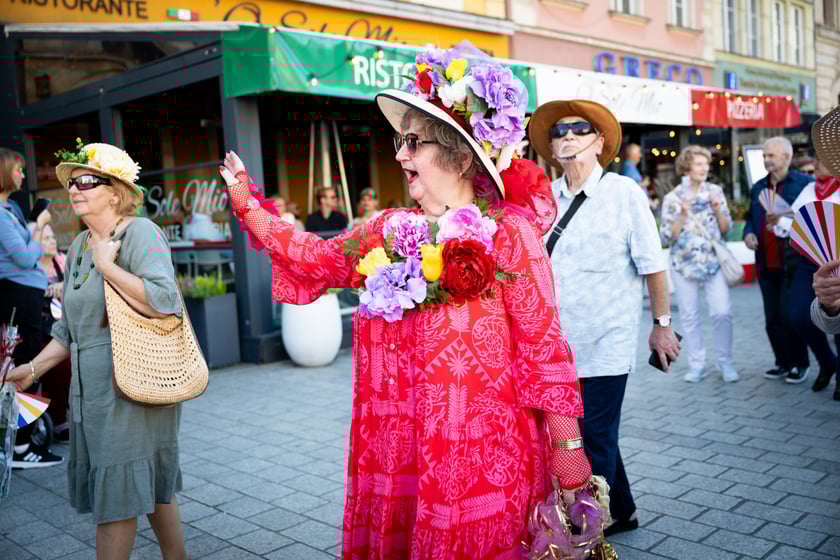 Marsz kapeluszy i przekazanie kluczy do miasta kr&oacute;lowej i kr&oacute;lowi senior&oacute;w - Dni Seniora 2025 we Wrocławiu