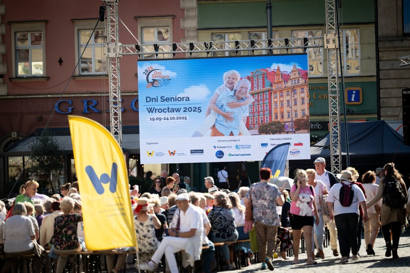 Marsz kapeluszy i przekazanie kluczy do miasta kr&oacute;lowej i kr&oacute;lowi senior&oacute;w - Dni Seniora 2025 we Wrocławiu