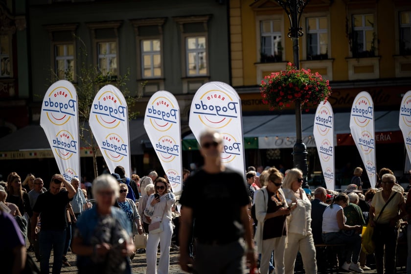 Marsz kapeluszy i przekazanie kluczy do miasta kr&oacute;lowej i kr&oacute;lowi senior&oacute;w - Dni Seniora 2025 we Wrocławiu