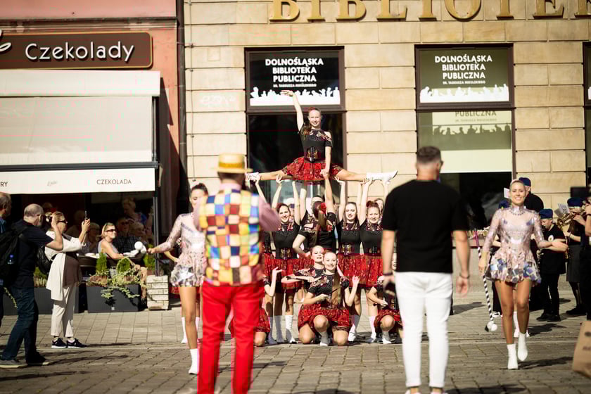 Marsz kapeluszy i przekazanie kluczy do miasta kr&oacute;lowej i kr&oacute;lowi senior&oacute;w - Dni Seniora 2025 we Wrocławiu