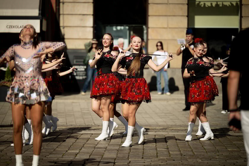 Marsz kapeluszy i przekazanie kluczy do miasta kr&oacute;lowej i kr&oacute;lowi senior&oacute;w - Dni Seniora 2025 we Wrocławiu