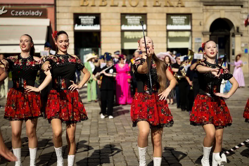 Marsz kapeluszy i przekazanie kluczy do miasta kr&oacute;lowej i kr&oacute;lowi senior&oacute;w - Dni Seniora 2025 we Wrocławiu