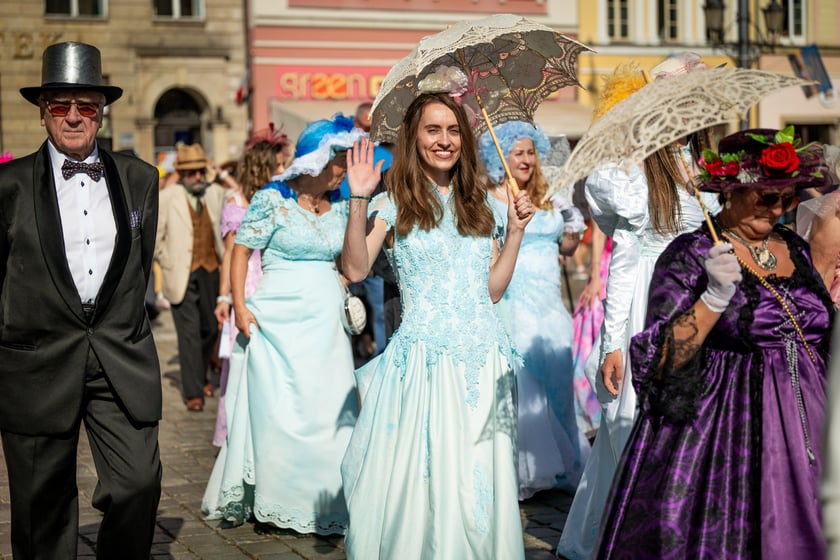 Marsz kapeluszy i przekazanie kluczy do miasta kr&oacute;lowej i kr&oacute;lowi senior&oacute;w - Dni Seniora 2025 we Wrocławiu