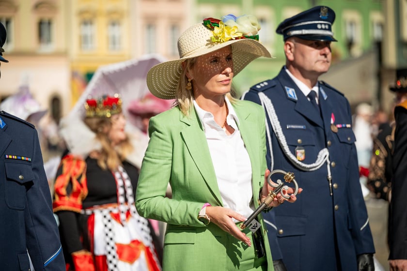 Marsz kapeluszy i przekazanie kluczy do miasta kr&oacute;lowej i kr&oacute;lowi senior&oacute;w - Dni Seniora 2025 we Wrocławiu