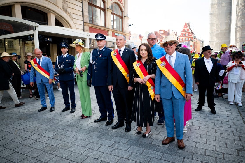 Marsz kapeluszy i przekazanie kluczy do miasta kr&oacute;lowej i kr&oacute;lowi senior&oacute;w - Dni Seniora 2025 we Wrocławiu