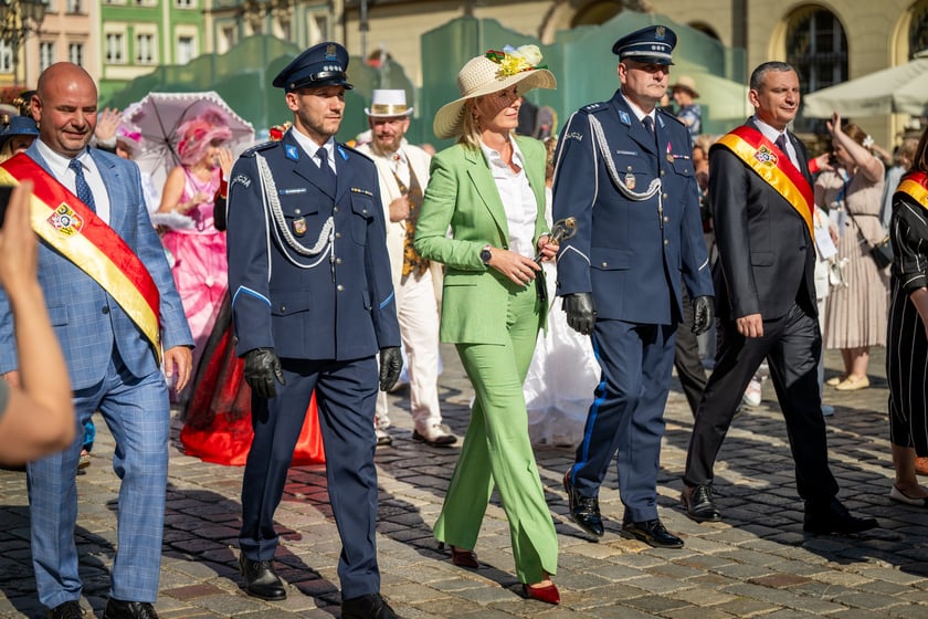 Marsz kapeluszy i przekazanie kluczy do miasta kr&oacute;lowej i kr&oacute;lowi senior&oacute;w - Dni Seniora 2025 we Wrocławiu