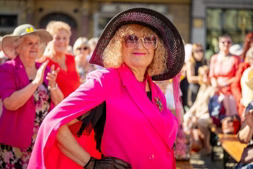 Marsz kapeluszy i przekazanie kluczy do miasta kr&oacute;lowej i kr&oacute;lowi senior&oacute;w - Dni Seniora 2025 we Wrocławiu