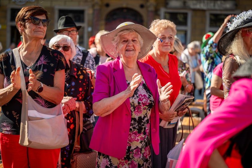 Marsz kapeluszy i przekazanie kluczy do miasta kr&oacute;lowej i kr&oacute;lowi senior&oacute;w - Dni Seniora 2025 we Wrocławiu