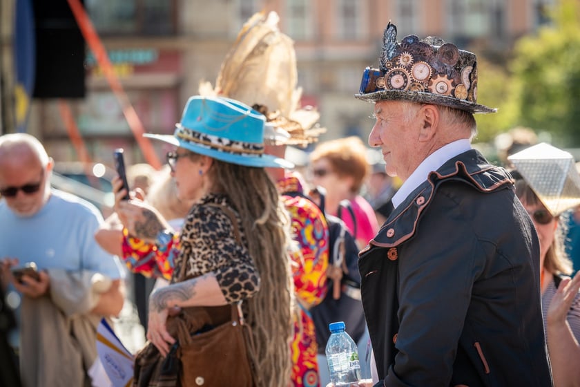 Marsz kapeluszy i przekazanie kluczy do miasta kr&oacute;lowej i kr&oacute;lowi senior&oacute;w - Dni Seniora 2025 we Wrocławiu