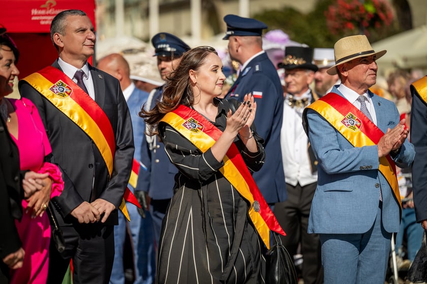 Marsz kapeluszy i przekazanie kluczy do miasta kr&oacute;lowej i kr&oacute;lowi senior&oacute;w - Dni Seniora 2025 we Wrocławiu