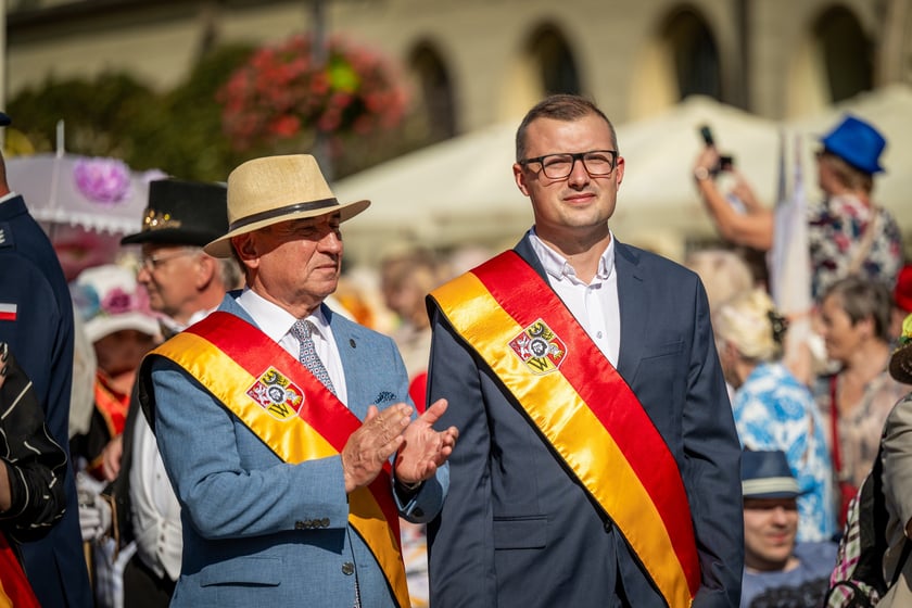 Marsz kapeluszy i przekazanie kluczy do miasta kr&oacute;lowej i kr&oacute;lowi senior&oacute;w - Dni Seniora 2025 we Wrocławiu