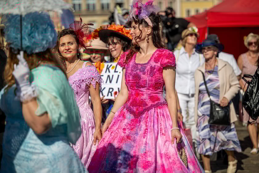 Marsz kapeluszy i przekazanie kluczy do miasta kr&oacute;lowej i kr&oacute;lowi senior&oacute;w - Dni Seniora 2025 we Wrocławiu