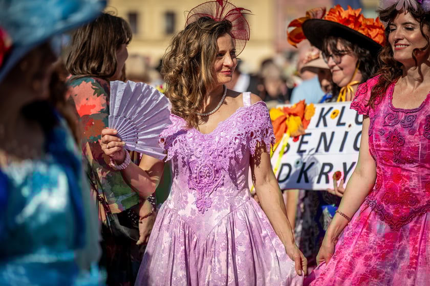 Marsz kapeluszy i przekazanie kluczy do miasta kr&oacute;lowej i kr&oacute;lowi senior&oacute;w - Dni Seniora 2025 we Wrocławiu