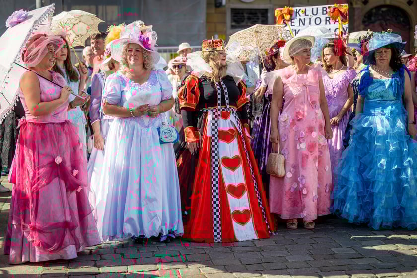 Marsz kapeluszy i przekazanie kluczy do miasta kr&oacute;lowej i kr&oacute;lowi senior&oacute;w - Dni Seniora 2025 we Wrocławiu