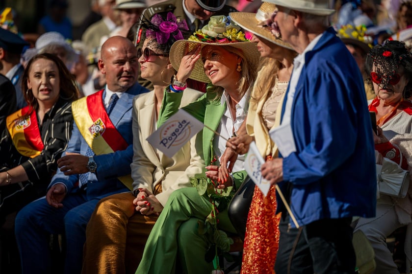 Marsz kapeluszy i przekazanie kluczy do miasta kr&oacute;lowej i kr&oacute;lowi senior&oacute;w - Dni Seniora 2025 we Wrocławiu