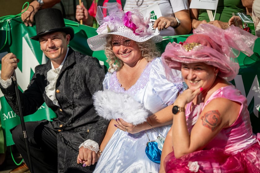 Marsz kapeluszy i przekazanie kluczy do miasta kr&oacute;lowej i kr&oacute;lowi senior&oacute;w - Dni Seniora 2025 we Wrocławiu