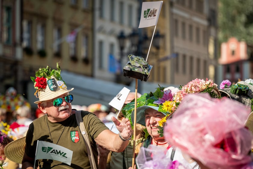 Marsz kapeluszy i przekazanie kluczy do miasta kr&oacute;lowej i kr&oacute;lowi senior&oacute;w - Dni Seniora 2025 we Wrocławiu