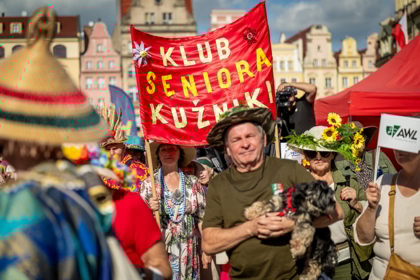 Marsz kapeluszy i przekazanie kluczy do miasta kr&oacute;lowej i kr&oacute;lowi senior&oacute;w - Dni Seniora 2025 we Wrocławiu