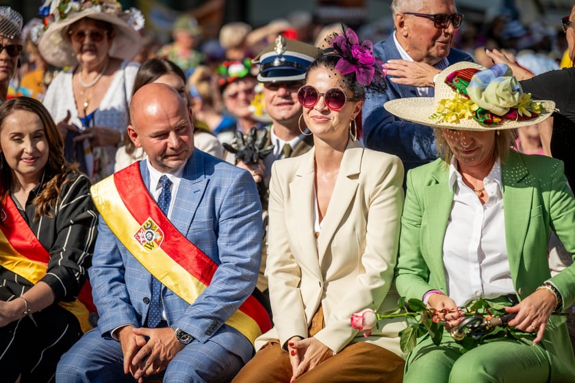 Marsz kapeluszy i przekazanie kluczy do miasta kr&oacute;lowej i kr&oacute;lowi senior&oacute;w - Dni Seniora 2025 we Wrocławiu