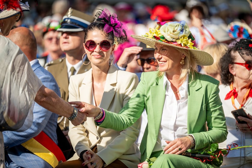 Marsz kapeluszy i przekazanie kluczy do miasta kr&oacute;lowej i kr&oacute;lowi senior&oacute;w - Dni Seniora 2025 we Wrocławiu