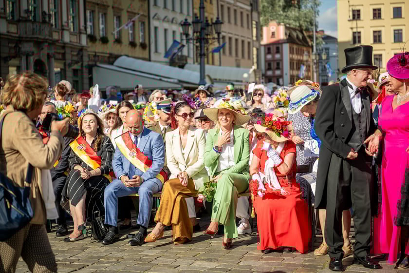 Marsz kapeluszy i przekazanie kluczy do miasta kr&oacute;lowej i kr&oacute;lowi senior&oacute;w - Dni Seniora 2025 we Wrocławiu