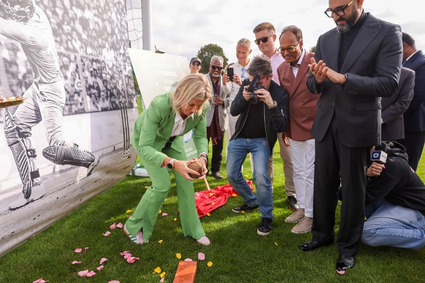 Wizyta Abhisheka Bachchana we Wrocławiu &ndash; uroczystość zapowiadająca powstanie pierwszego we Wrocławiu boiska do krykieta im. Amitabha Bachchana