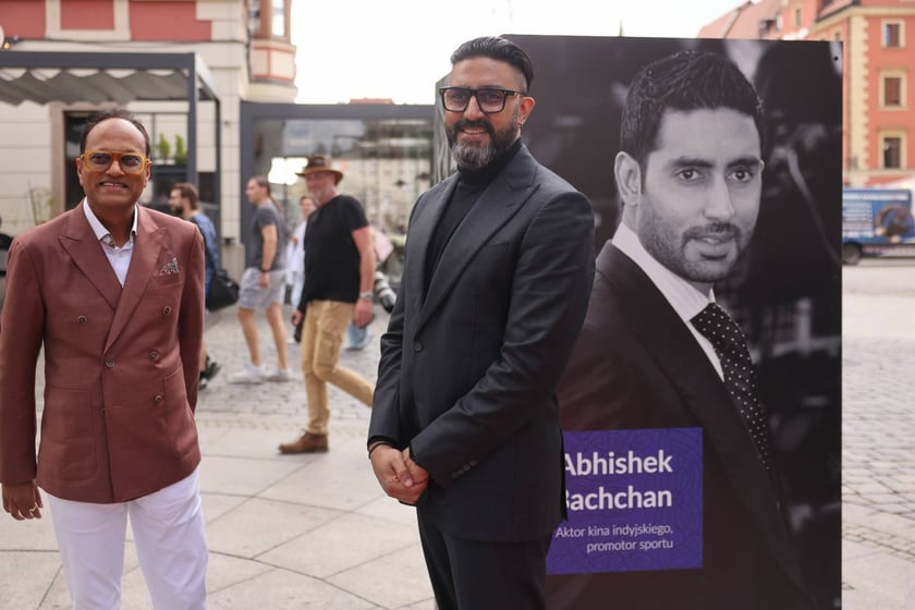 Uroczystość odsłonięcia tablicy na cześć Amithaba Bachchana przez jego syna Abhisheka Bachchana u zbiegu ul. Kuźniczej i Wita Stwosza