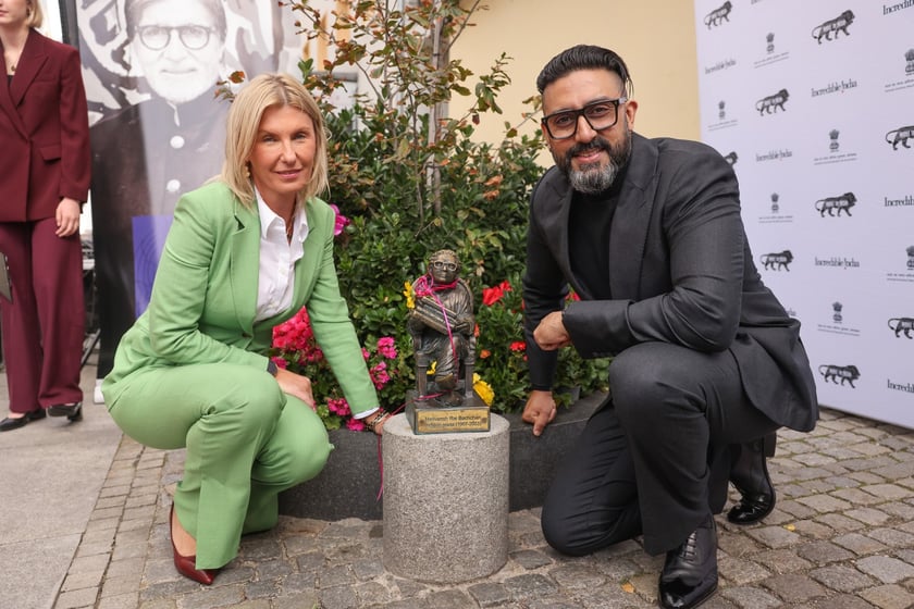 Uroczystość odsłonięcia tablicy na cześć Amithaba Bachchana przez jego syna Abhisheka Bachchana u zbiegu ul. Kuźniczej i Wita Stwosza