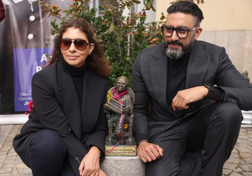 Uroczystość odsłonięcia tablicy na cześć Amithaba Bachchana przez jego syna Abhisheka Bachchana u zbiegu ul. Kuźniczej i Wita Stwosza