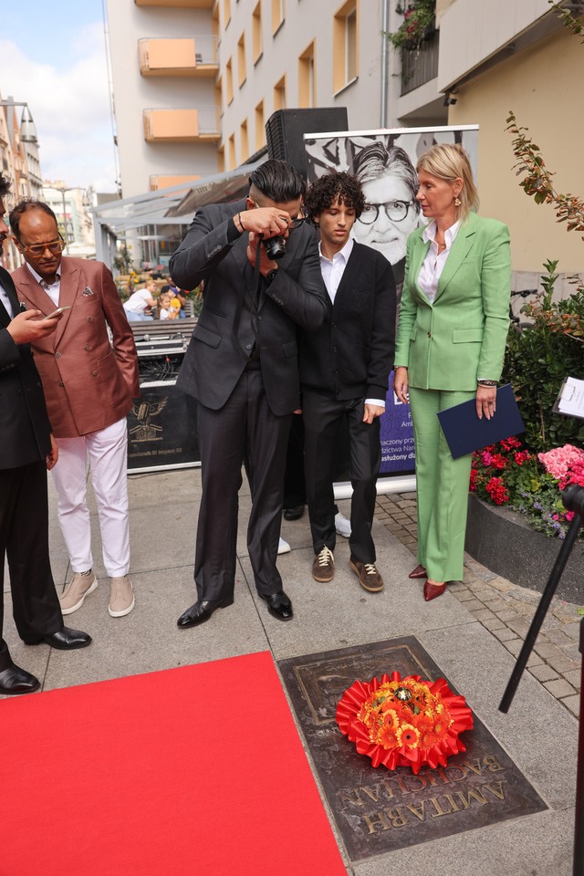 Uroczystość odsłonięcia tablicy na cześć Amithaba Bachchana przez jego syna Abhisheka Bachchana u zbiegu ul. Kuźniczej i Wita Stwosza