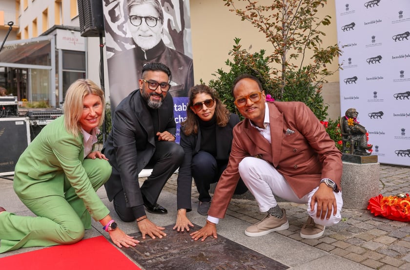 Uroczystość odsłonięcia tablicy na cześć Amithaba Bachchana przez jego syna Abhisheka Bachchana u zbiegu ul. Kuźniczej i Wita Stwosza