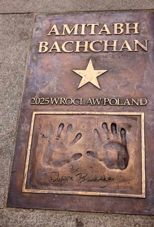 Uroczystość odsłonięcia tablicy na cześć Amithaba Bachchana przez jego syna Abhisheka Bachchana u zbiegu ul. Kuźniczej i Wita Stwosza