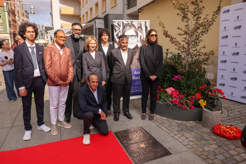 Uroczystość odsłonięcia tablicy na cześć Amithaba Bachchana przez jego syna Abhisheka Bachchana u zbiegu ul. Kuźniczej i Wita Stwosza
